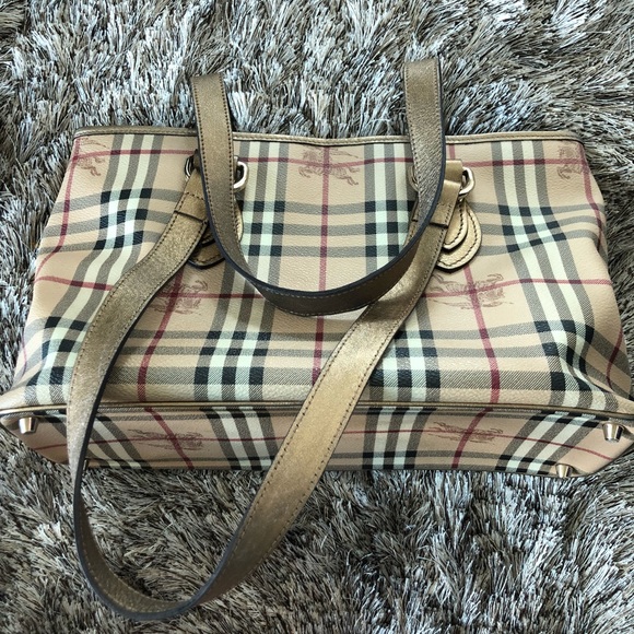 Classic Burberry Bag - Picture 2 of 8